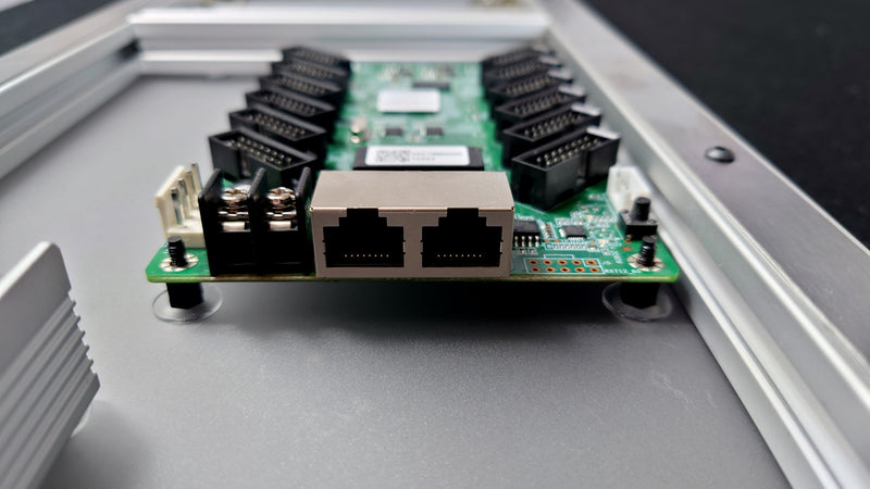 Receiving card aligned on spacers